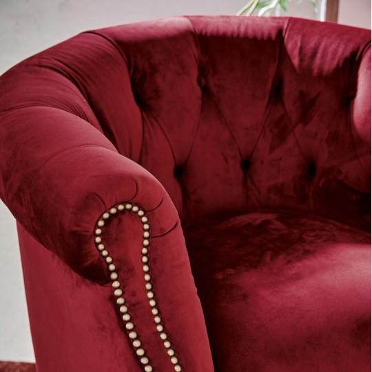 igenyes elegans tuzott piros barsony chesterfield karpitos fotel elegans polgari villa kastely nappali butor berendezes.jpg